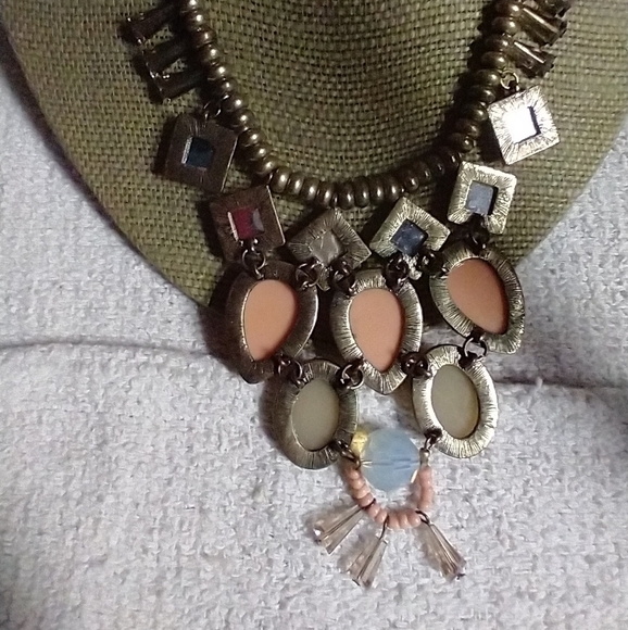 Goldtone green 🍏 peach 🍑 runway statement necklace lane bryant - Picture 2 of 4